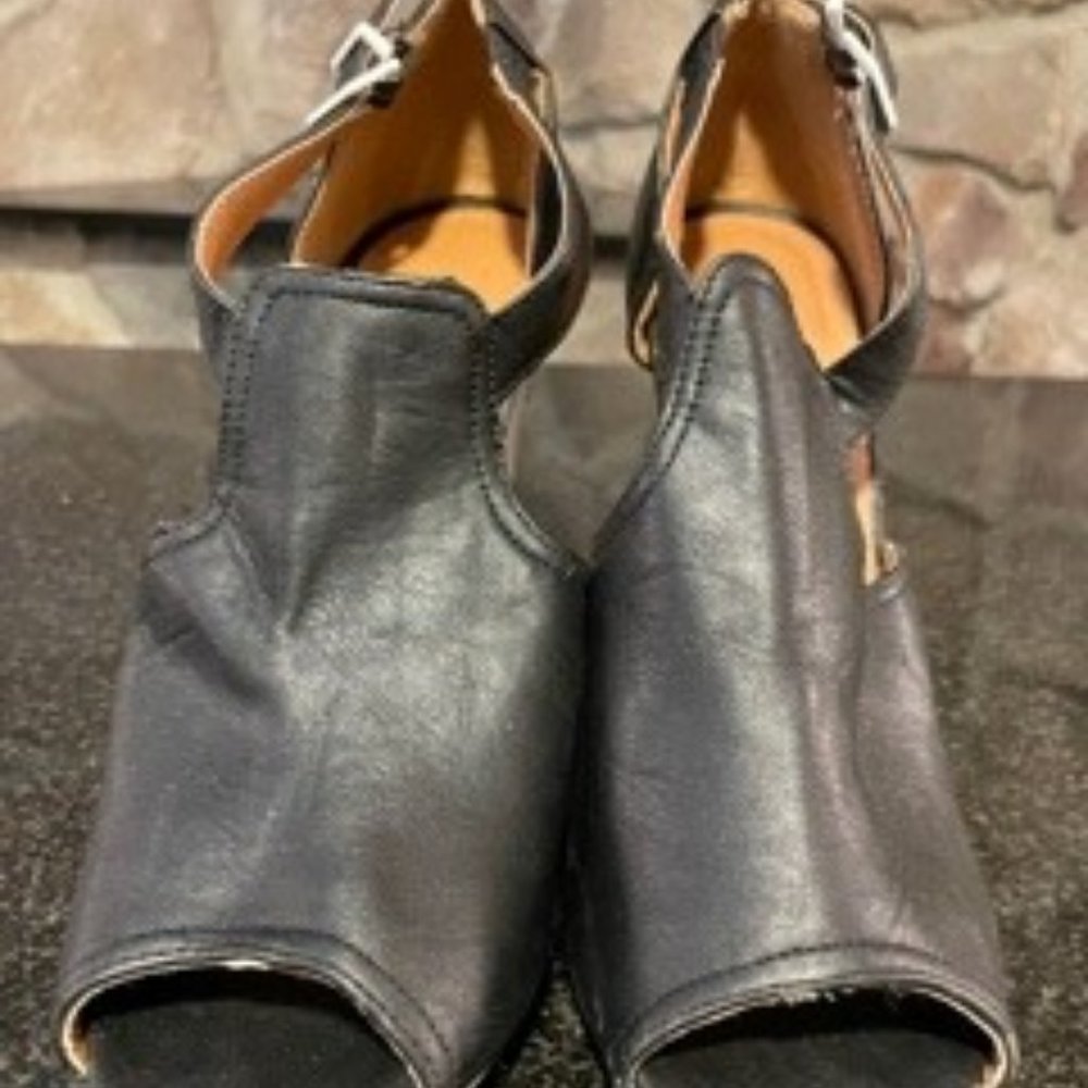 Charlotte Russe Black and white heels size 8